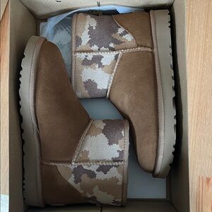 Ugh Classic Camo 6 NWB